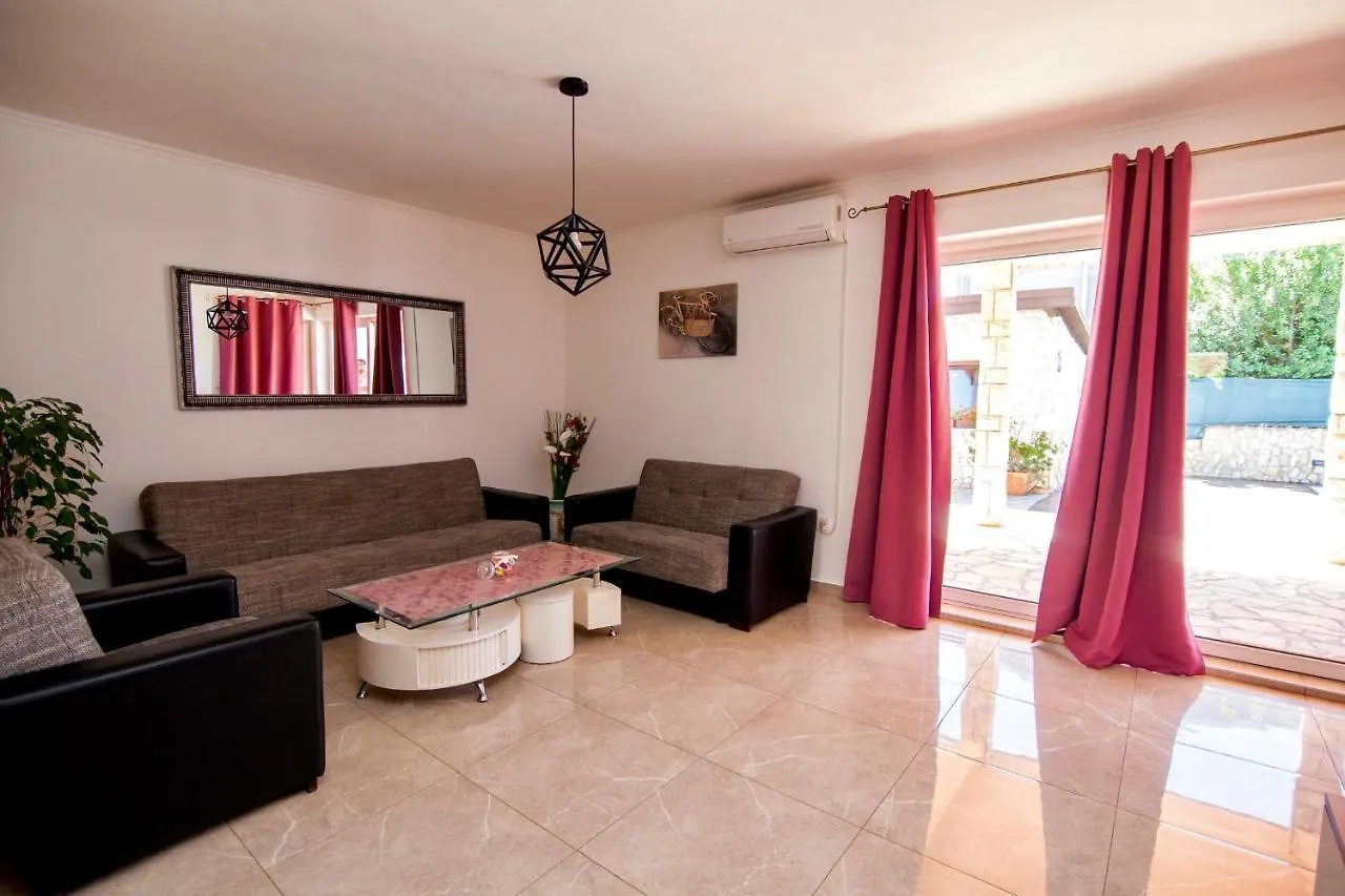 Villa Anita Πούλα